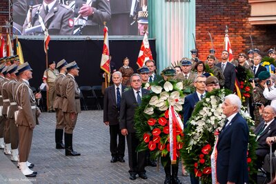 Uroczysta Msza św. przy Pomniku Powstania Warszawskiego oraz Apel Poległych na Pl. Krasińskich. Fot. Marcin Jurkiewicz (IPN)