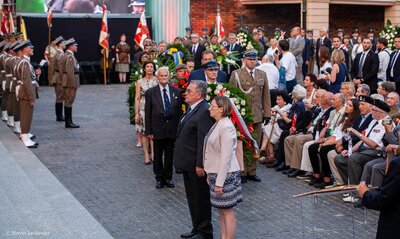 Uroczystości przy Pomniku Powstania Warszawskiego na Pl. Krasińskich. Na zdj. Jan Baster, wiceprezes IPN i Marzena Kruk, dyrektor Archiwum IPN. Fot. Marcin Jurkiewicz (IPN)