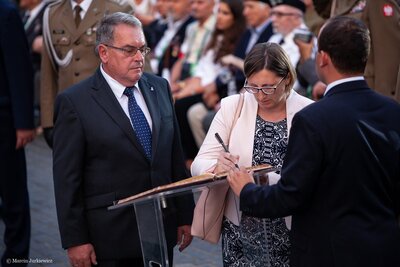 Uroczystości przy Pomniku Powstania Warszawskiego na Pl. Krasińskich. Na zdj. Jan Baster, wiceprezes IPN i Marzena Kruk, dyrektor Archiwum IPN. Fot. Marcin Jurkiewicz (IPN)