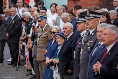 Uroczysta Msza św. przy Pomniku Powstania Warszawskiego oraz Apel Poległych na Pl. Krasińskich. Fot. Marcin Jurkiewicz (IPN)