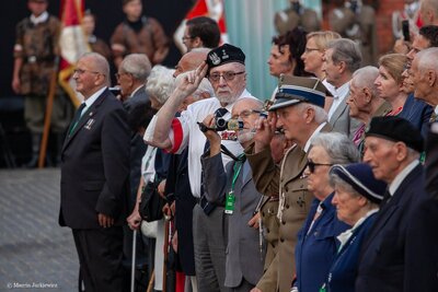 Uroczysta Msza św. przy Pomniku Powstania Warszawskiego oraz Apel Poległych na Pl. Krasińskich. Fot. Marcin Jurkiewicz (IPN)