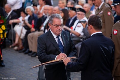 Uroczysta Msza św. przy Pomniku Powstania Warszawskiego oraz Apel Poległych na Pl. Krasińskich. Fot. Marcin Jurkiewicz (IPN)