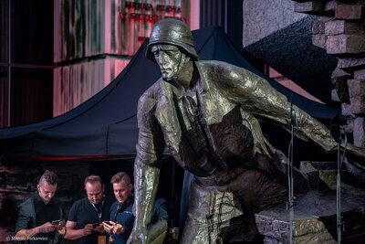 Uroczysta Msza św. przy Pomniku Powstania Warszawskiego oraz Apel Poległych na Pl. Krasińskich. Fot. Marcin Jurkiewicz (IPN)