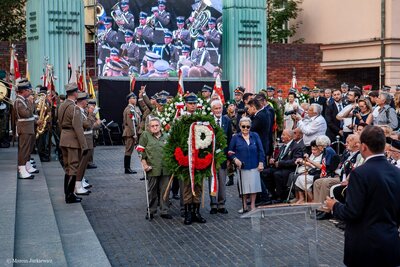 Uroczysta Msza św. przy Pomniku Powstania Warszawskiego oraz Apel Poległych na Pl. Krasińskich. Fot. Marcin Jurkiewicz (IPN)