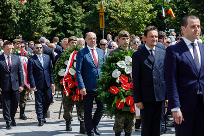 Kwiaty pod pomnikiem gen. Stefana Roweckiego „Grota” złożył dr Mateusz Szpytma, wiceprezes IPN. 1 sierpnia 2018.Fot. Sławek Kasper (IPN)
