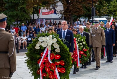 Uroczystości przy Pomniku Polskiego Państwa Podziemnego i Armii Krajowej. Fot. Marcin Jurkiewicz (IPN)