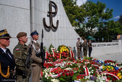 Uroczystości przy Pomniku Polskiego Państwa Podziemnego i Armii Krajowej. Fot. Marcin Jurkiewicz (IPN)