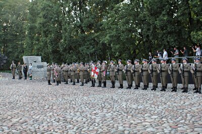 Uroczystości na Cmentarzu Powstańców Warszawy na Woli, przy Pomniku „Polegli–Niepokonani” z udziałem wiceprezesa IPN Jana Bastera. 1 sierpnia 2018. Fot. Jan Dubiel (IPN)