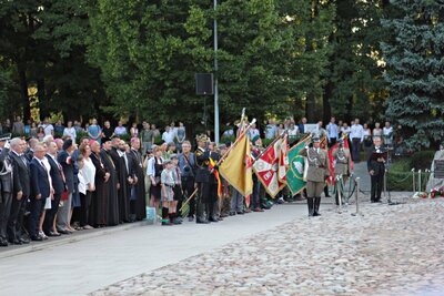 Uroczystości na Cmentarzu Powstańców Warszawy na Woli, przy Pomniku „Polegli–Niepokonani” z udziałem wiceprezesa IPN Jana Bastera. 1 sierpnia 2018. Fot. Jan Dubiel (IPN)