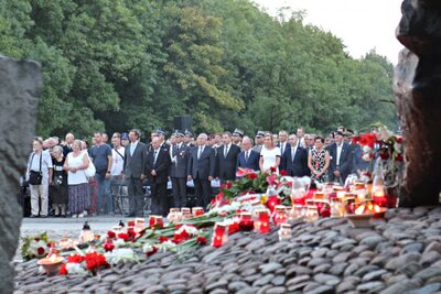 Uroczystości na Cmentarzu Powstańców Warszawy na Woli, przy Pomniku „Polegli–Niepokonani” z udziałem wiceprezesa IPN Jana Bastera. 1 sierpnia 2018. Fot. Jan Dubiel (IPN)