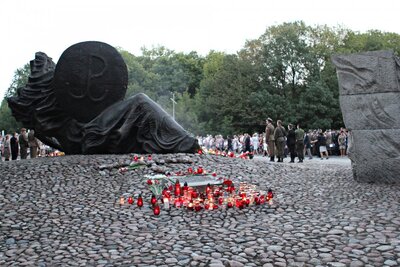 Uroczystości na Cmentarzu Powstańców Warszawy na Woli, przy Pomniku „Polegli–Niepokonani” z udziałem wiceprezesa IPN Jana Bastera. 1 sierpnia 2018. Fot. Jan Dubiel (IPN)