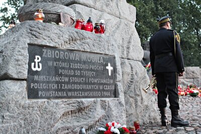 Uroczystości na Cmentarzu Powstańców Warszawy na Woli, przy Pomniku „Polegli–Niepokonani” z udziałem wiceprezesa IPN Jana Bastera. 1 sierpnia 2018. Fot. Jan Dubiel (IPN)