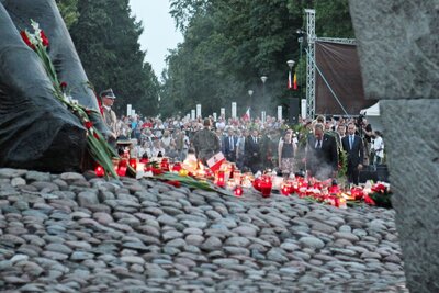 Uroczystości na Cmentarzu Powstańców Warszawy na Woli, przy Pomniku „Polegli–Niepokonani” z udziałem wiceprezesa IPN Jana Bastera. 1 sierpnia 2018. Fot. Jan Dubiel (IPN)