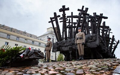 IPN uczcił ofiary „operacji polskiej” NKWD – odsłonięcie tablicy przed Pomnikiem Poległym i Pomordowanym na Wschodzie. Fot. Marcin Jurkiewicz