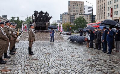 IPN uczcił ofiary „operacji polskiej” NKWD – odsłonięcie tablicy przed Pomnikiem Poległym i Pomordowanym na Wschodzie. Fot. Marcin Jurkiewicz
