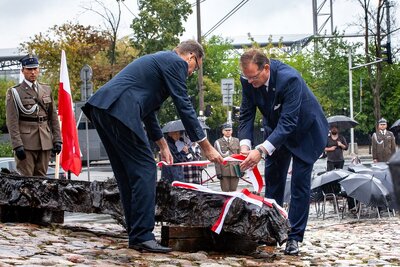 IPN uczcił ofiary „operacji polskiej” NKWD – odsłonięcie tablicy przed Pomnikiem Poległym i Pomordowanym na Wschodzie. Fot. Marcin Jurkiewicz