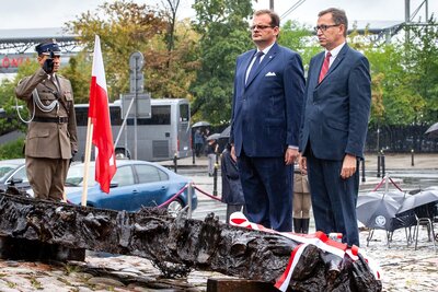 IPN uczcił ofiary „operacji polskiej” NKWD – odsłonięcie tablicy przed Pomnikiem Poległym i Pomordowanym na Wschodzie. Fot. Marcin Jurkiewicz