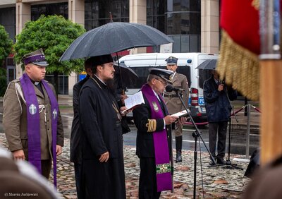 IPN uczcił ofiary „operacji polskiej” NKWD – odsłonięcie tablicy przed Pomnikiem Poległym i Pomordowanym na Wschodzie. Fot. Marcin Jurkiewicz