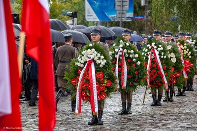 IPN uczcił ofiary „operacji polskiej” NKWD – odsłonięcie tablicy przed Pomnikiem Poległym i Pomordowanym na Wschodzie. Fot. Marcin Jurkiewicz