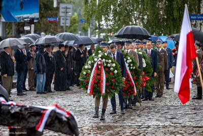 IPN uczcił ofiary „operacji polskiej” NKWD – odsłonięcie tablicy przed Pomnikiem Poległym i Pomordowanym na Wschodzie. Fot. Marcin Jurkiewicz