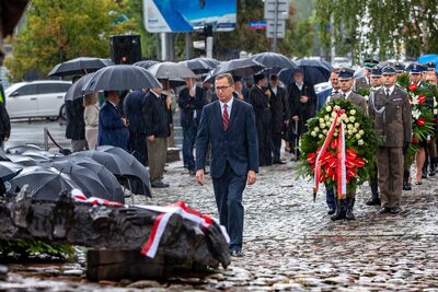 IPN uczcił ofiary „operacji polskiej” NKWD – odsłonięcie tablicy przed Pomnikiem Poległym i Pomordowanym na Wschodzie. Fot. Marcin Jurkiewicz