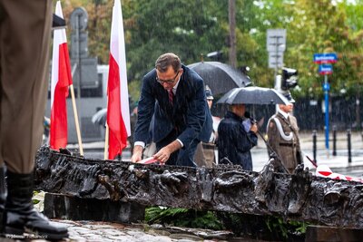 IPN uczcił ofiary „operacji polskiej” NKWD – odsłonięcie tablicy przed Pomnikiem Poległym i Pomordowanym na Wschodzie. Fot. Marcin Jurkiewicz