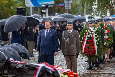 IPN uczcił ofiary „operacji polskiej” NKWD – odsłonięcie tablicy przed Pomnikiem Poległym i Pomordowanym na Wschodzie. Fot. Marcin Jurkiewicz
