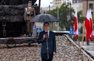 IPN uczcił ofiary „operacji polskiej” NKWD – odsłonięcie tablicy przed Pomnikiem Poległym i Pomordowanym na Wschodzie. Fot. Marcin Jurkiewicz