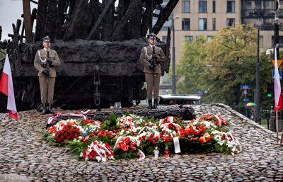 IPN uczcił ofiary „operacji polskiej” NKWD – odsłonięcie tablicy przed Pomnikiem Poległym i Pomordowanym na Wschodzie. Fot. Marcin Jurkiewicz