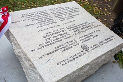 Tablica wdzięczności wobec władz i mieszkańców księstwa Kolhapur w Indiach. Fot. Sławomir Kasper (IPN).