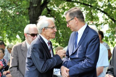 Andrzej Chendyński – prezes Koła Polaków z Indii z lat 1942-48 i Jarosław Szarek – prezes Instytutu Pamięci Narodowej. Fot. Jan Dubiel (IPN)