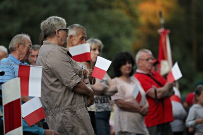 Uroczystość przy pomniku 28 Pułku Strzelców Kaniowskich w pobliżu Wólki Radzymińskiej. Fot. Jan Dubiel (IPN)