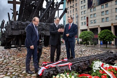 Od lewej: dyrektor Biura Upamiętniania Walk i Męczeństwa – Adam Siwek, autor Pomnika Poległym i Pomordowanym na Wschodzie i tablicy poświęconej ofiarom operacji polskiej NKWD – Maksymilian Biskupski oraz prezes IPN Jarosław Szarek. Fot. Marcin Jurkiewicz