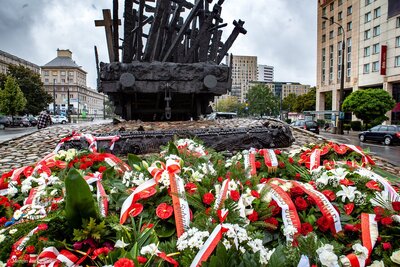 IPN uczcił ofiary „operacji polskiej” NKWD – odsłonięcie tablicy przed Pomnikiem Poległym i Pomordowanym na Wschodzie. Fot. Marcin Jurkiewicz