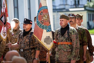 Odsłonięcie tablicy upamiętniającej żołnierzy batalionu „Pięść” – Warszawa, 22 sierpnia 2018. Fot. Marcin Jurkiewicz (IPN)