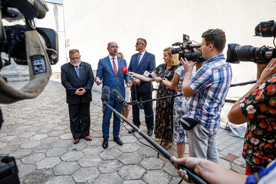 Spotkanie z dziennikarzami. Od lewej: Jacek Pawłowicz, Mateusz Szpytma, Andrzej Pozorski – Warszawa, 23 sierpnia 2018. Fot. Sławek Kasper (IPN)