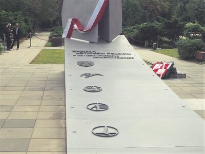 Pomnik "Chwała Lotnikom Polskim" [fot. B. Nowak, BUWiM IPN]