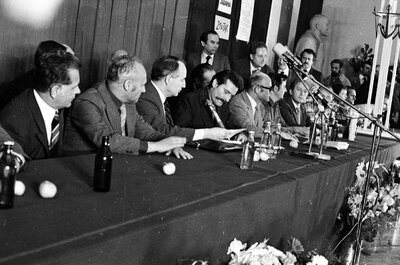Podpisanie porozumienia pomiędzy Komisją Rządową a Międzyzakładowym Komitetem Strajkowym, w sali BHP Stoczni Gdańskiej, 31 sierpnia 1980. (AIPN)