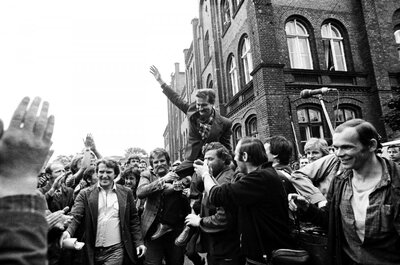 Lech Wałęsa po podpisaniu porozumień sierpniowych. Gdańsk, 31 sierpnia 1980. (AIPN)