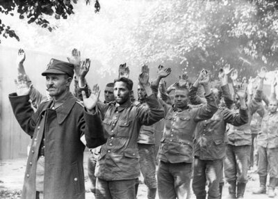 Obrońcy Westerplatte po kapitulacji odprowadzani do niewoli. 7 września 1939 r. (AIPN)