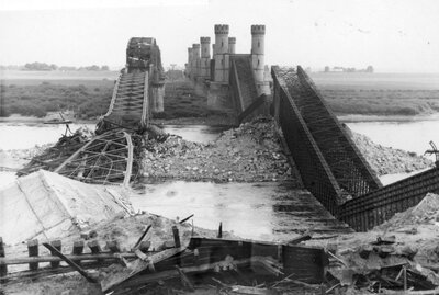 Wysadzony przez polskich saperów podwójny most przez Wisłę w Tczewie. (AIPN)