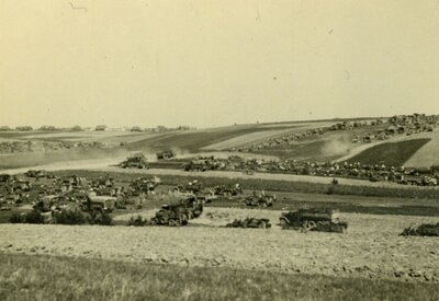 Postój jednostek niemieckiej 5 Dywizji Pancernej w okolicy Krakowa. Wrzesień 1939 r. (AIPN)
