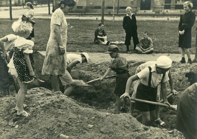 Ludność cywilna w Warszawie kopie rowy przeciwlotnicze, wrzesień 1939 r. (AIPN)