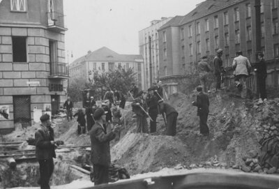 Budowa umocnień w Warszawie, na Pradze, w rejonie ulicy Zygmuntowskiej (dziś fragment alei Solidarności) i placu Weteranów 1863, wrzesień 1939 (AIPN/Kolekcja Juliena Bryana w Warszawie)