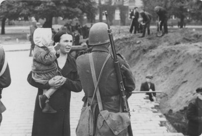 Budowa umocnień w Warszawie, na Pradze, w rejonie ulicy Zygmuntowskiej (dziś fragment alei Solidarności) i placu Weteranów 1863, wrzesień 1939 (AIPN/Kolekcja Juliena Bryana w Warszawie)