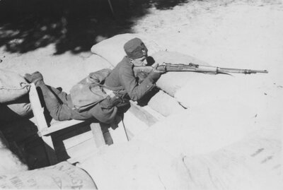 Polski żołnierz za umocnieniami w Warszawie we wrześniu 1939 roku. (AIPN/Kolekcja Juliena Bryana w Warszawie)