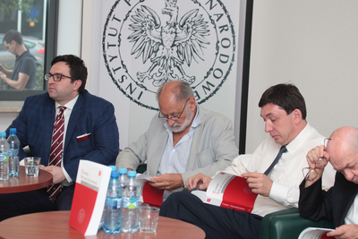 Dr Rafał Łatka, prof. Tomasz Schramm prof. Marek Kornat. Prezentacja 31 numeru czasopisma naukowego „Pamięć i Sprawiedliwość” – Warszawa, 4 września 2018. Fot. Piotr Życieński (IPN)