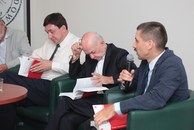 Prof. Marek Kornat, prof. Włodzimierz Suleja, dr hab. Mirosław Szumiło. Prezentacja 31 numeru czasopisma naukowego „Pamięć i Sprawiedliwość” – Warszawa, 4 września 2018. Fot. Piotr Życieński (IPN)