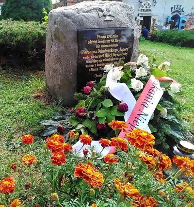 Kamień upamiętniający rozbicie posterunku Milicji Obywatelskiej przez oddział Delegatury Sił Zbrojnych Hieronima Dekutowskiego „Zapory” w Kazimierzu Dolnym