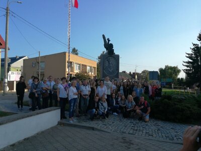 Sejny, uczestnicy wyjazdu edukacyjnego przy pomniku zwycięskiego powstania sejneńskiego z 1919 roku